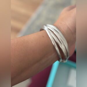 TIFFANY & CO.
Paloma Picasso Melody Bangle